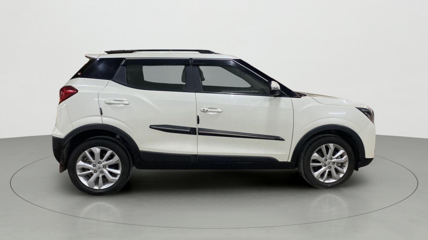 2020 Mahindra XUV300 W8 1.2 PETROL, Petrol, Manual, 77,605 km, Right Side View