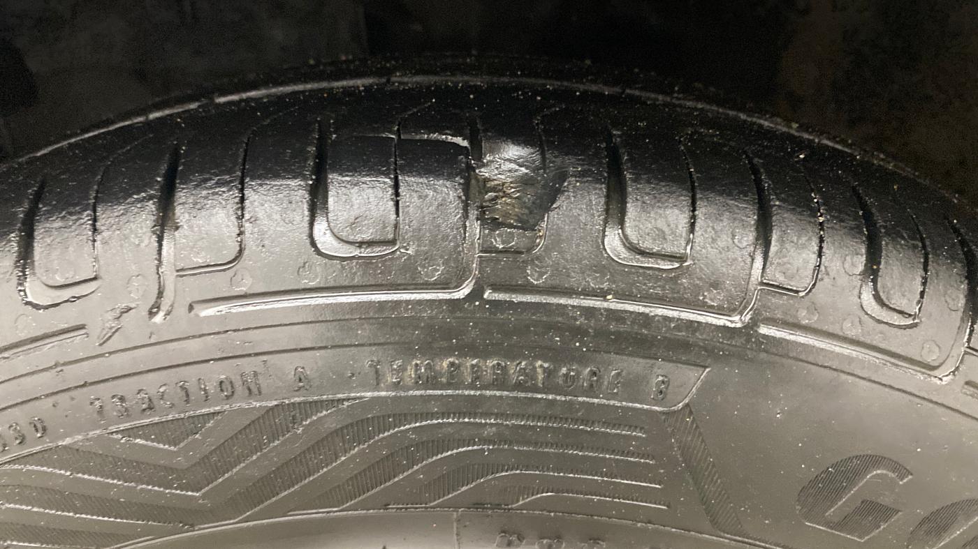 2013 Hyundai i10 MAGNA 1.1, Petrol, Manual, 36,404 km, Left Front Tyre Tread