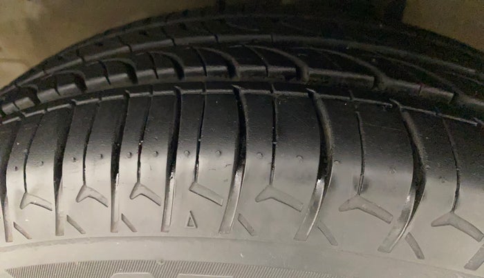 2016 Maruti Celerio VXI (O), Petrol, Manual, 69,639 km, Left Front Tyre Tread