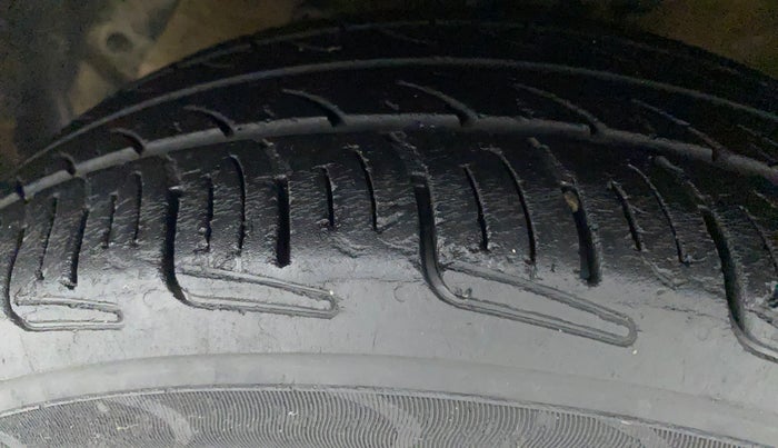 2017 Hyundai Xcent SX 1.2, Petrol, Manual, 87,203 km, Left Front Tyre Tread