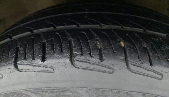 2017 Hyundai Xcent SX 1.2, Petrol, Manual, 87,203 km, Right Front Tyre Tread