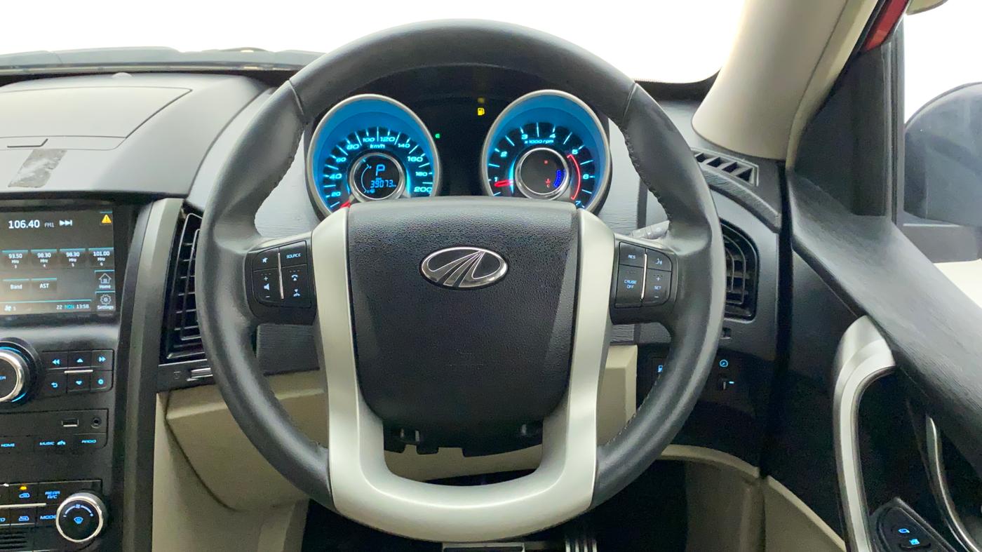 2017 Mahindra XUV500 W10 AT, Diesel, Automatic, 39,073 km, Steering Wheel Close Up