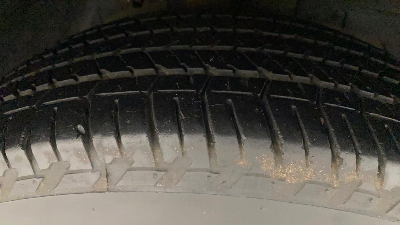 2017 Mahindra XUV500 W10 AT, Diesel, Automatic, 39,073 km, Right Front Tyre Tread