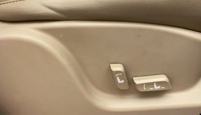 2017 Mahindra XUV500 W10 AT, Diesel, Automatic, 39,073 km, Driver Side Adjustment Panel