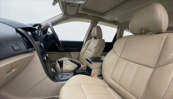 2017 Mahindra XUV500 W10 AT, Diesel, Automatic, 39,073 km, Right Side Front Door Cabin