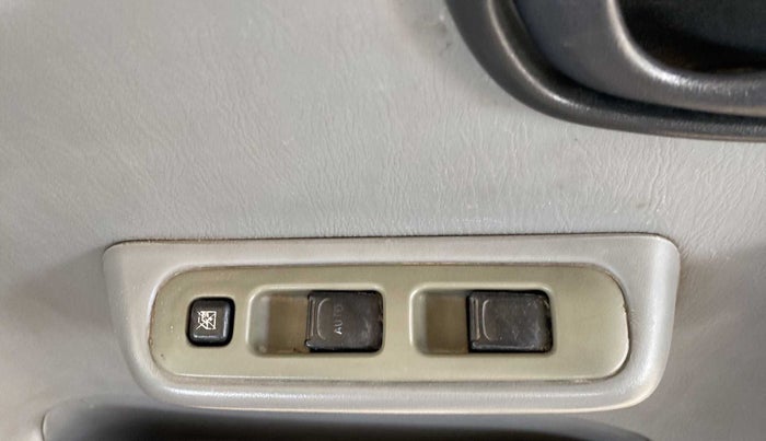 2011 Maruti Alto K10 VXI, Petrol, Manual, 67,524 km, Right front window switch / handle - Minor damage