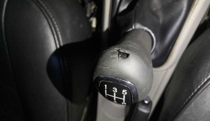 2019 Tata Tiago XZ PLUS DUAL TONE PETROL, Petrol, Manual, 1,05,021 km, Gear lever - Knob cover torn