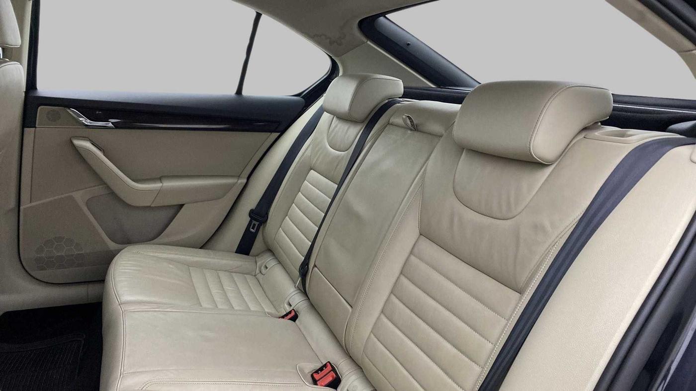2015 Skoda Octavia ELEGANCE 1.8 TSI AT, Petrol, Automatic, 99,390 km, Right Side Rear Door Cabin