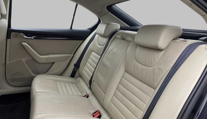 2015 Skoda Octavia ELEGANCE 1.8 TSI AT, Petrol, Automatic, 99,390 km, Right Side Rear Door Cabin