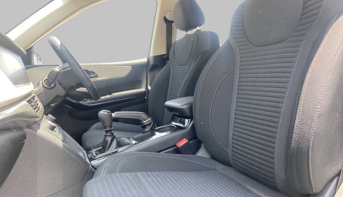 2022 Mahindra XUV700 AX 5 P MT 7 STR, Petrol, Manual, 13,339 km, Right Side Front Door Cabin