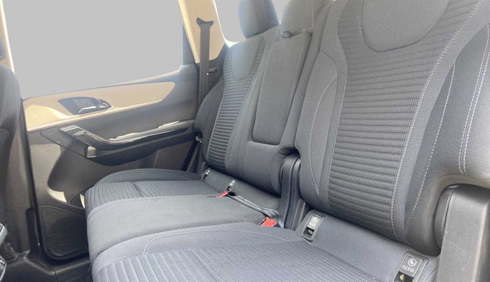 2022 Mahindra XUV700 AX 5 P MT 7 STR, Petrol, Manual, 13,339 km, Right Side Rear Door Cabin