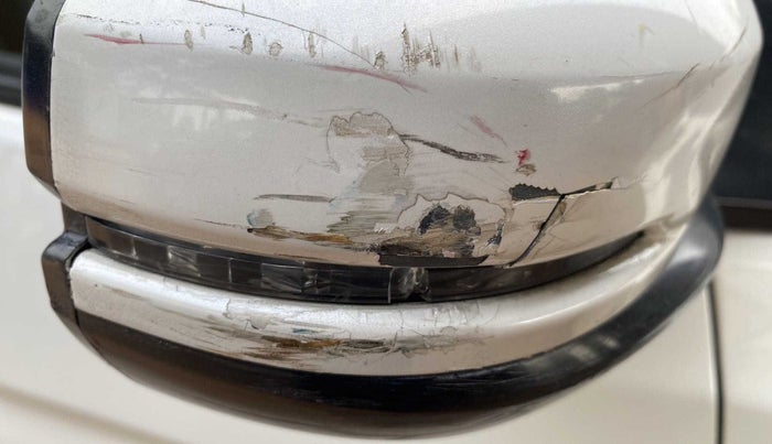 2016 Honda City 1.5L I-DTEC V, Diesel, Manual, 1,18,730 km, Right rear-view mirror - Indicator light has minor damage
