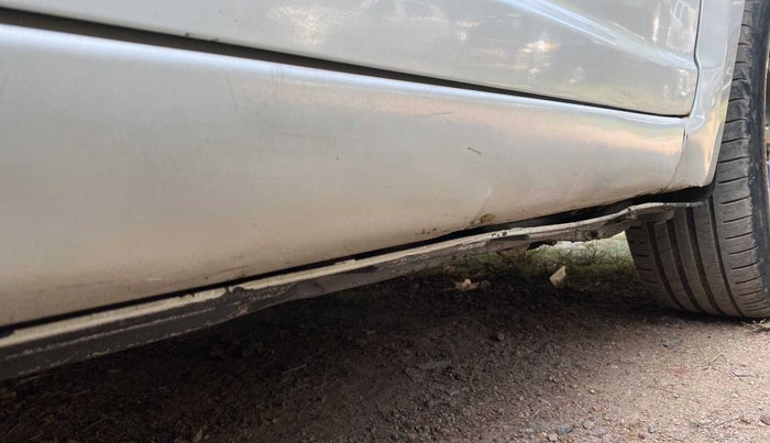 2011 Maruti Swift VXI, Petrol, Manual, 65,851 km, Right running board - Paint has minor damage