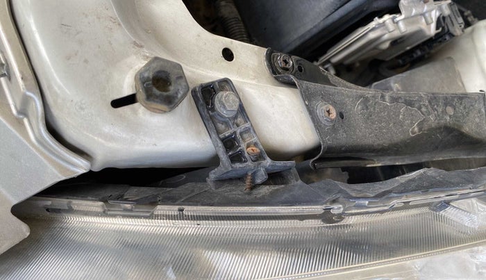 2014 Maruti Swift VXI, Petrol, Manual, 70,344 km, Left headlight - Clamp has minor damage