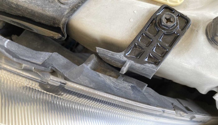 2014 Maruti Swift VXI, Petrol, Manual, 70,344 km, Right headlight - Clamp has minor damage
