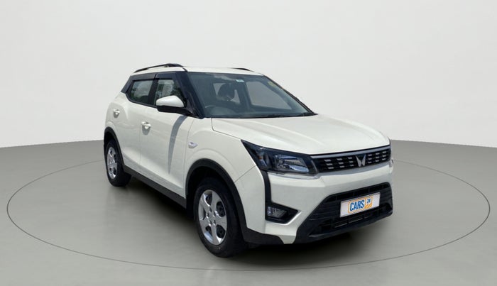 2022 Mahindra XUV300 W6 1.2 PETROL AMT, Petrol, Automatic, 2,286 km, Right Front Diagonal