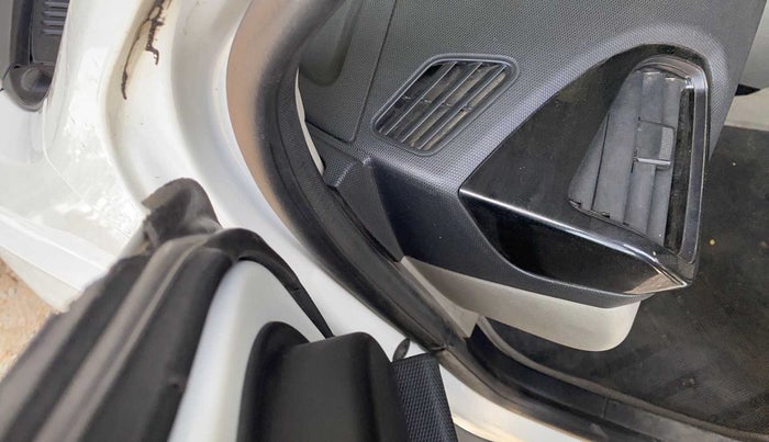 2018 Tata Tiago XT PETROL, Petrol, Manual, 90,387 km, Front passenger door - Beading has minor damage