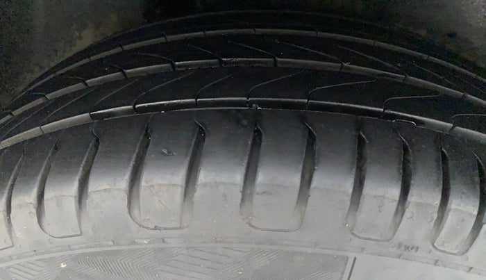 2016 Volkswagen Vento HIGHLINE DIESEL 1.5, Diesel, Manual, 1,14,827 km, Right Rear Tyre Tread