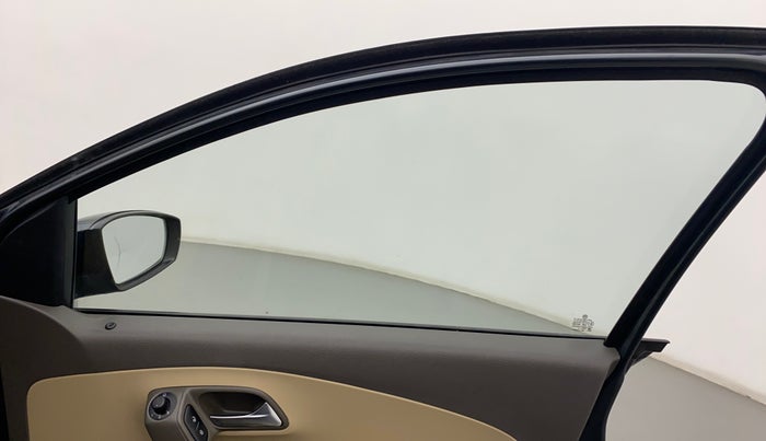 2016 Volkswagen Vento HIGHLINE DIESEL 1.5, Diesel, Manual, 1,14,827 km, Right front window switch / handle - Power window makes minor noise