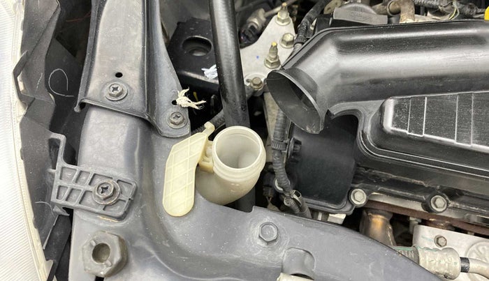 2014 Maruti Swift VXI, Petrol, Manual, 95,370 km, Front windshield - Wiper bottle cap missing