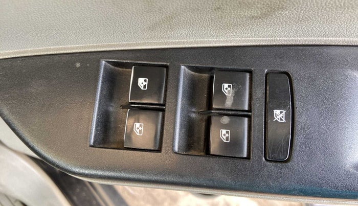 2016 Mahindra Kuv100 K4 PLUS 6 STR, Petrol, Manual, 59,804 km, Right front window switch / handle - Master window function not working