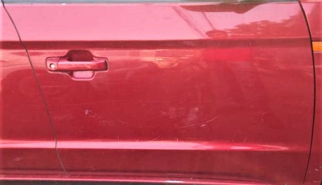 2018 Mahindra TUV300 T10 AMT DUAL TONE, Diesel, Automatic, 50,235 km, Driver-side door - Minor scratches