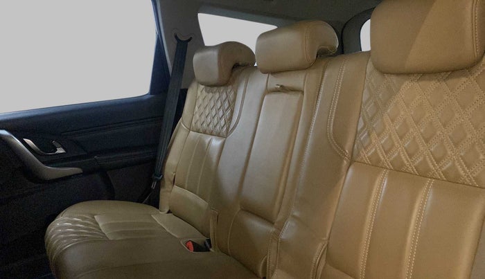 2018 Mahindra XUV500 W11 AT, Diesel, Automatic, 38,761 km, Right Side Rear Door Cabin