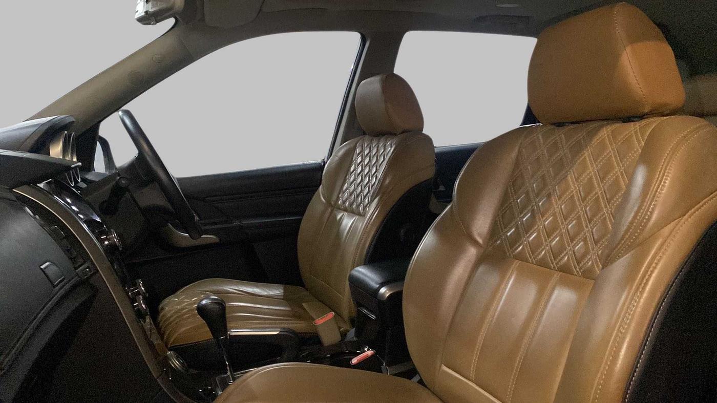 2018 Mahindra XUV500 W11 AT, Diesel, Automatic, 38,761 km, Right Side Front Door Cabin