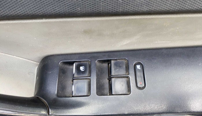 2018 Tata Tiago XZ PETROL, CNG, Manual, 98,176 km, Right front window switch / handle - Switch/handle not functional