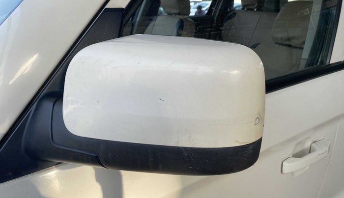 2017 Mahindra TUV300 T6, Diesel, Manual, 41,485 km, Left rear-view mirror - Cover has minor damage