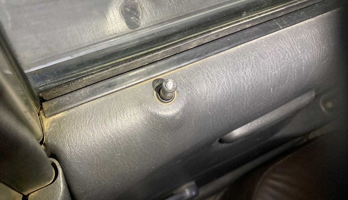 2011 Maruti Alto LXI, Petrol, Manual, 45,044 km, Lock system - Door lock knob has minor damage