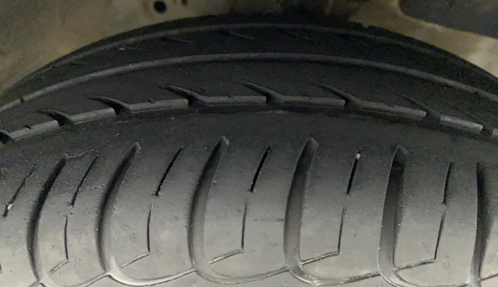 2013 Honda Brio E MT, Petrol, Manual, 1,01,340 km, Right Front Tyre Tread