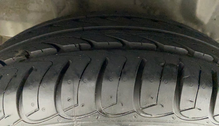 2013 Honda Brio E MT, Petrol, Manual, 1,01,340 km, Right Rear Tyre Tread