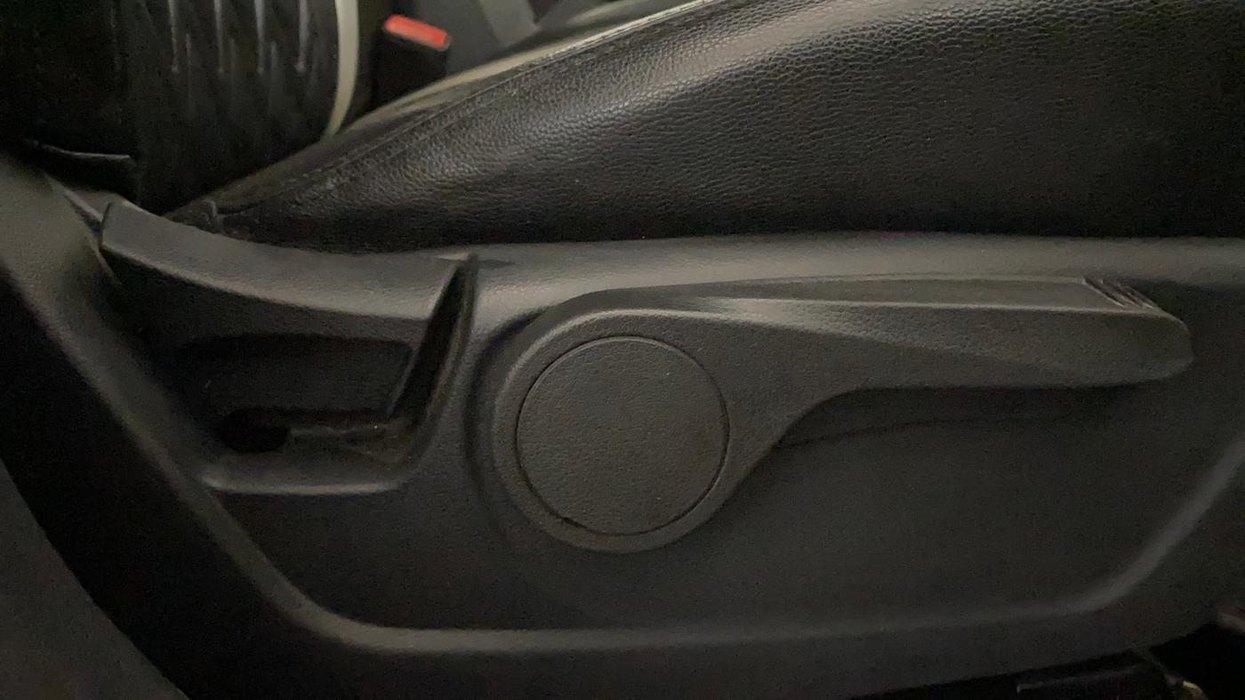 2023 Mahindra XUV300 W8 1.2 PETROL, Petrol, Manual, 60,515 km, Driver Side Adjustment Panel