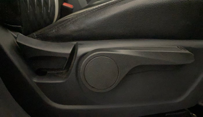 2023 Mahindra XUV300 W8 1.2 PETROL, Petrol, Manual, 59,860 km, Driver Side Adjustment Panel