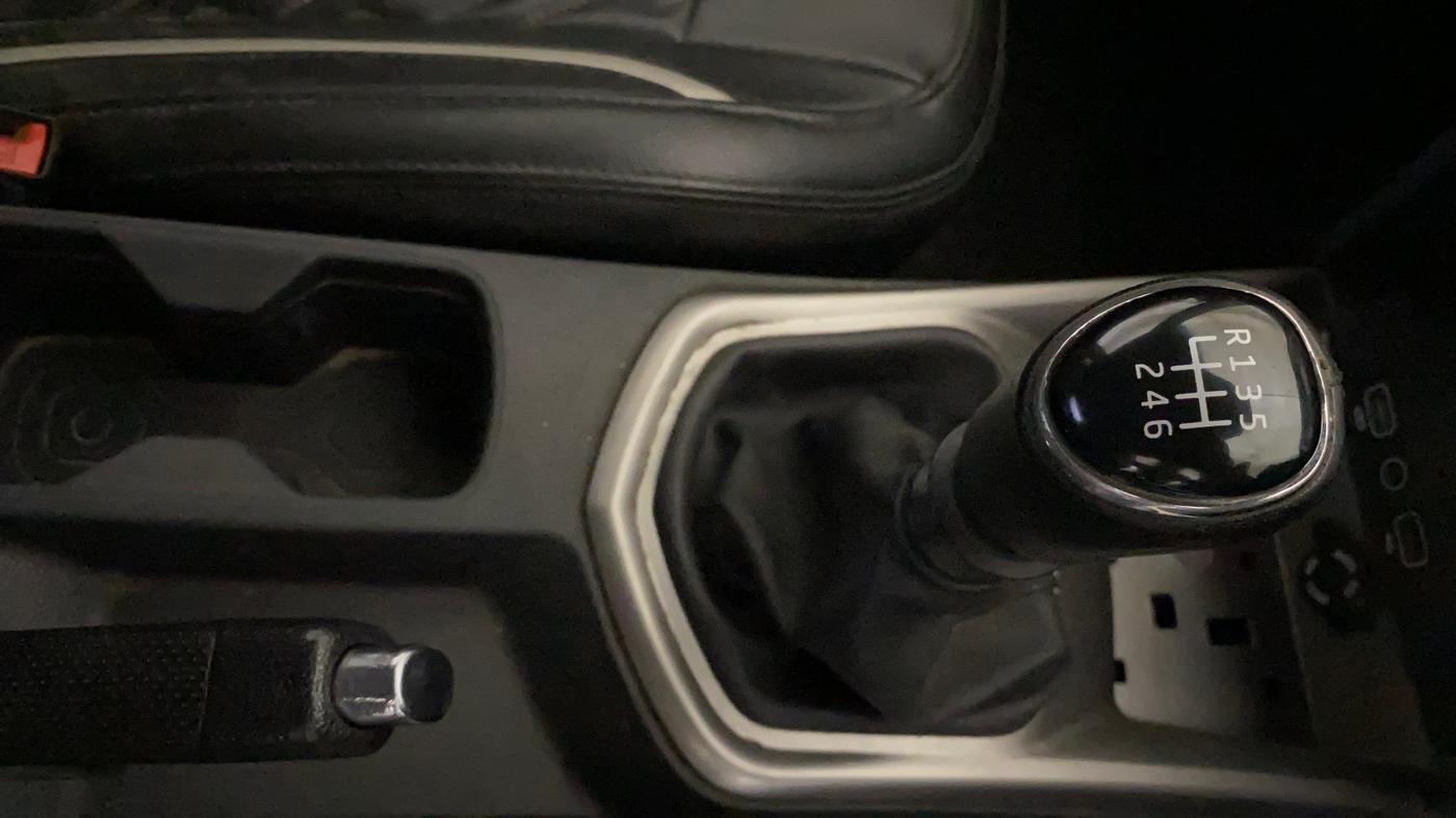 2023 Mahindra XUV300 W8 1.2 PETROL, Petrol, Manual, 60,515 km, Gear Lever