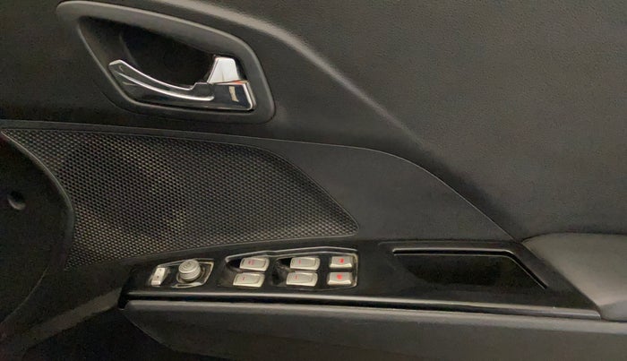 2023 Mahindra XUV300 W8 1.2 PETROL, Petrol, Manual, 59,860 km, Driver Side Door Panels Control