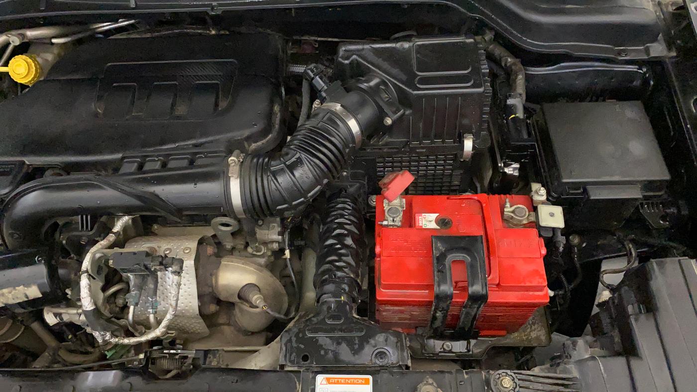 2023 Mahindra XUV300 W8 1.2 PETROL, Petrol, Manual, 60,515 km, Engine View - Left
