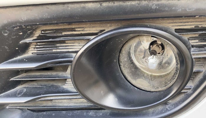 2016 Maruti Ciaz ZXI+, Petrol, Manual, 72,472 km, Left fog light - Minor damage
