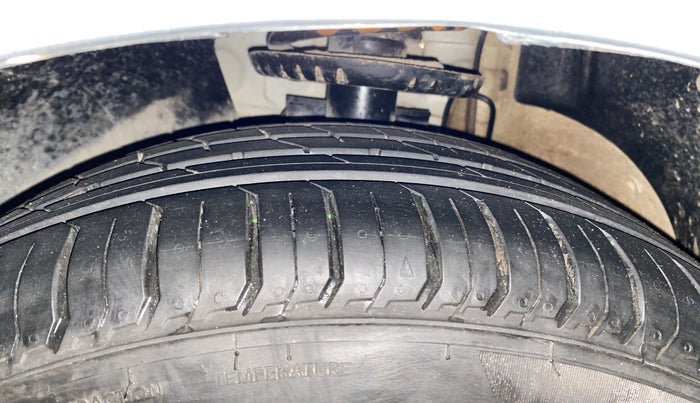 2020 Volkswagen Polo COMFORTLINE PLUS 1.0L MPI, Petrol, Manual, 64,659 km, Left Front Tyre Tread