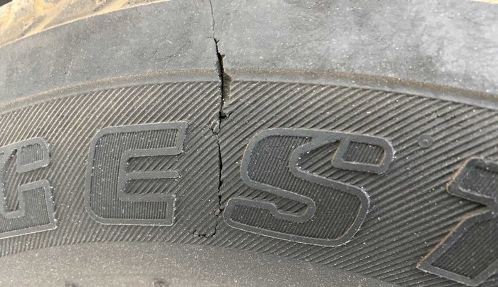2014 Mahindra XUV500 W8 FWD, Diesel, Manual, 55,990 km, Left front tyre - Minor crack