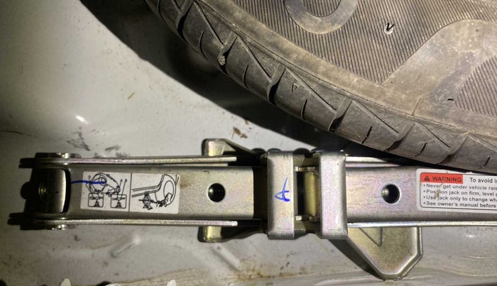 2020 Maruti Alto VXI, Petrol, Manual, 28,328 km, Dicky (Boot door) - Tool missing