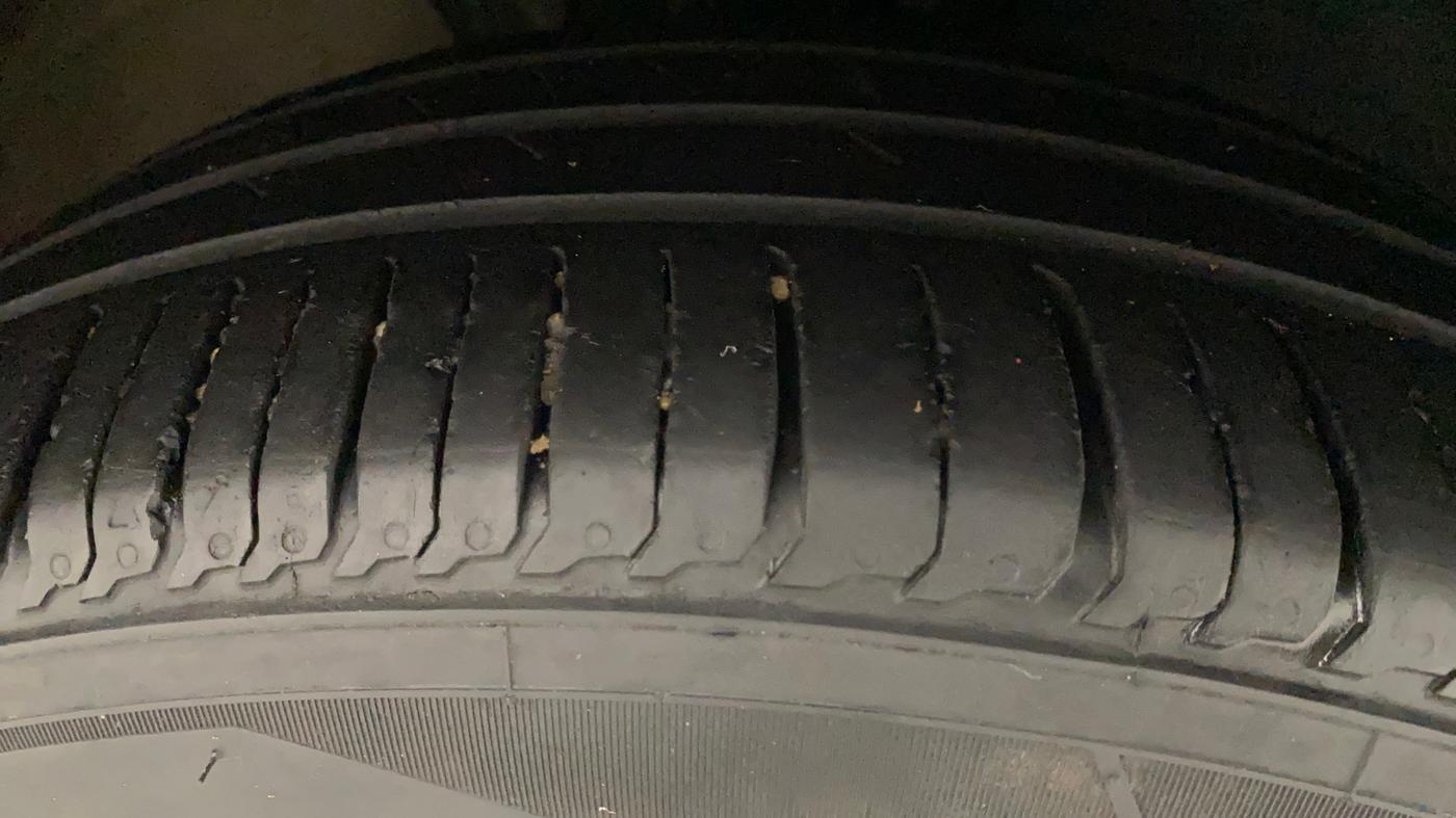 2019 Volkswagen Ameo COMFORTLINE 1.0L, Petrol, Manual, 1,19,544 km, Right Front Tyre Tread