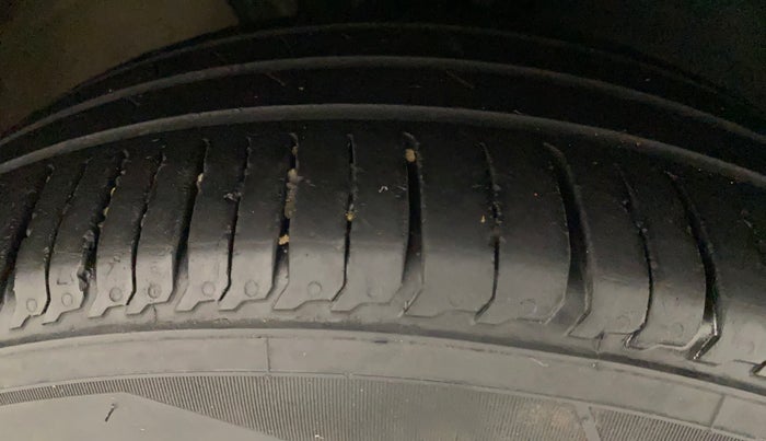 2019 Volkswagen Ameo COMFORTLINE 1.0L, Petrol, Manual, 1,19,544 km, Right Front Tyre Tread