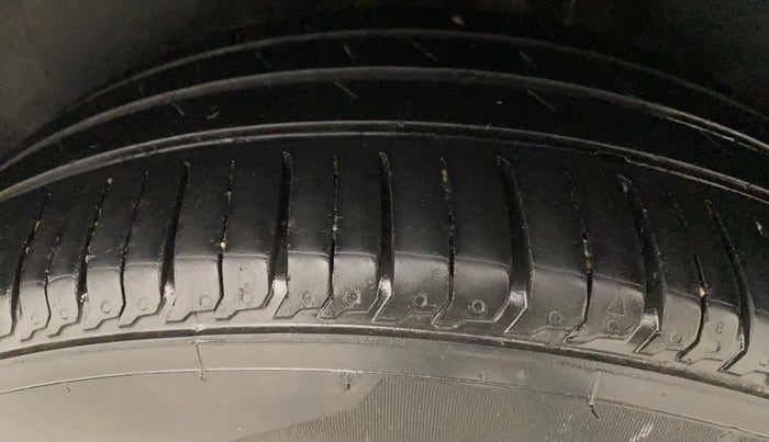 2019 Volkswagen Ameo COMFORTLINE 1.0L, Petrol, Manual, 1,19,544 km, Left Rear Tyre Tread