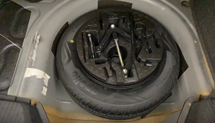 2019 Volkswagen Ameo COMFORTLINE 1.0L, Petrol, Manual, 1,19,544 km, Dicky (Boot door) - Tool missing