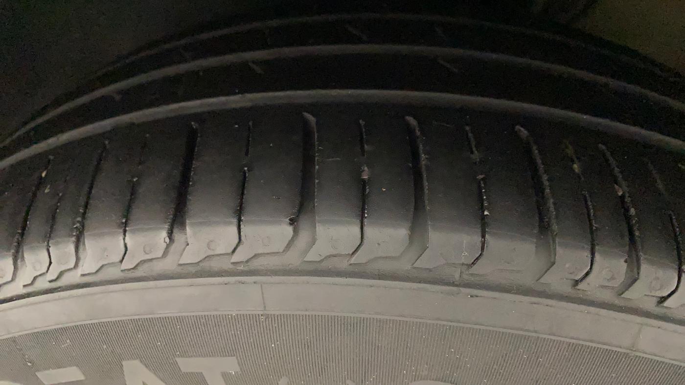 2019 Volkswagen Ameo COMFORTLINE 1.0L, Petrol, Manual, 1,19,544 km, Left Front Tyre Tread