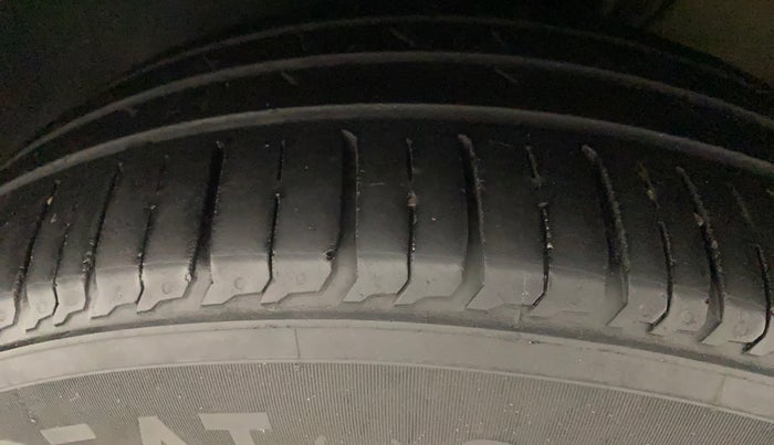 2019 Volkswagen Ameo COMFORTLINE 1.0L, Petrol, Manual, 1,19,544 km, Left Front Tyre Tread