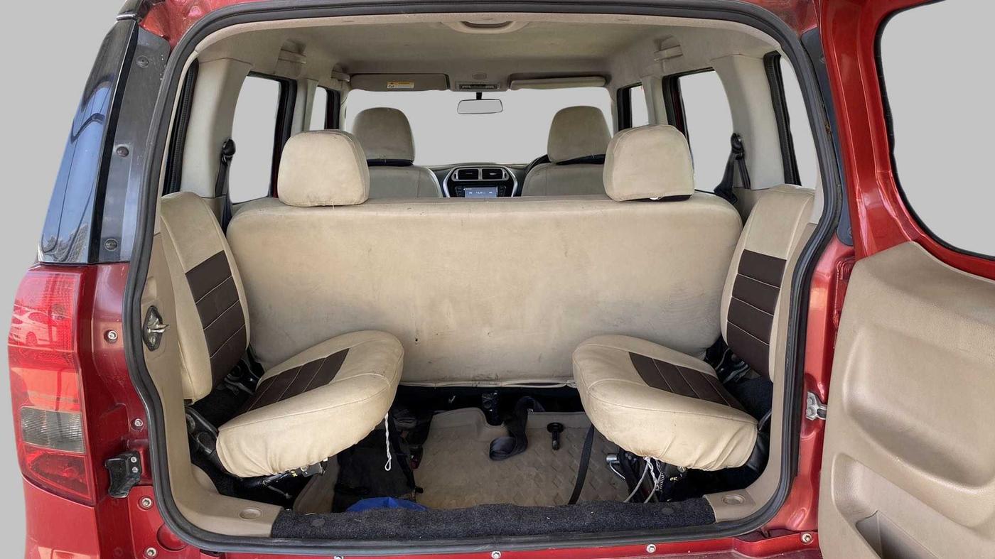 2018 Mahindra TUV300 T10 AMT DUAL TONE, Diesel, Automatic, 36,242 km, Third Seat Row ( optional )