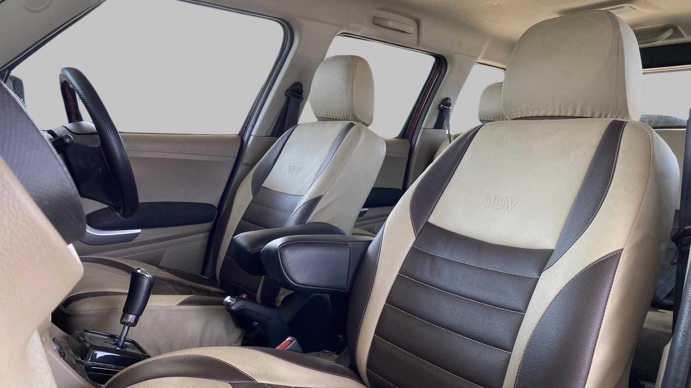 2018 Mahindra TUV300 T10 AMT DUAL TONE, Diesel, Automatic, 36,242 km, Right Side Front Door Cabin